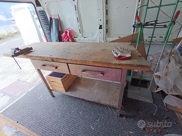 Banco da lavoro con morsa