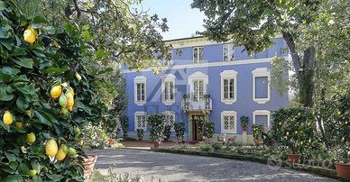 Villa di 1220 m² con più di 5 locali a Lucca