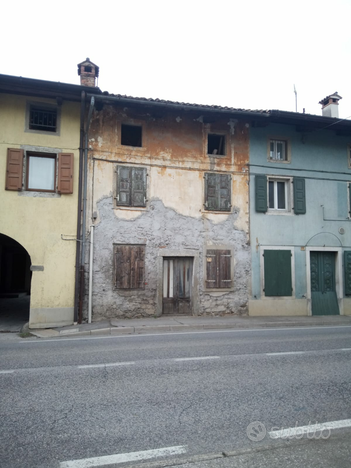 Casa da ristrutturare su più