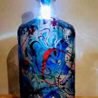 Bottiglie decorate a mano e trasformate in lampade
