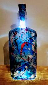 Bottiglie decorate a mano e trasformate in lampade