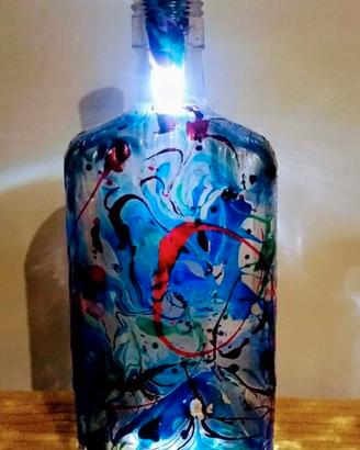Bottiglie decorate a mano e trasformate in lampade
