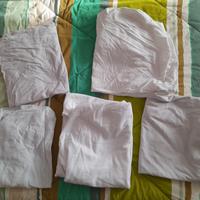 Lenzuola bianche con angoli per lettino