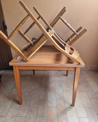 Tavolo quadrato in legno