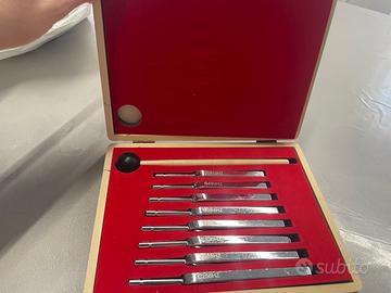 Set 8 diapason con scatola in legno e martelletto