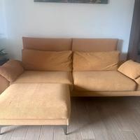 Divano Samoa color senape con pouf