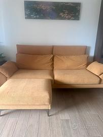 Divano Samoa color senape con pouf