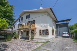 TRIFAMILIARE CON LABORATORIO