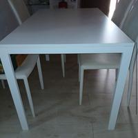 Tavolo bianco da salone per 4 persone con sedie