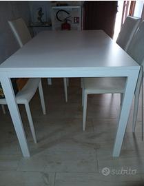 Tavolo bianco da salone per 4 persone con sedie