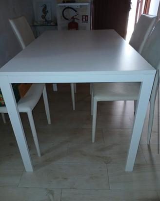 Tavolo bianco da salone per 4 persone con sedie