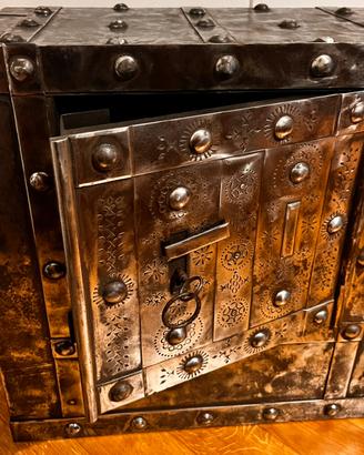Cassaforte forziera epoca antico borchie