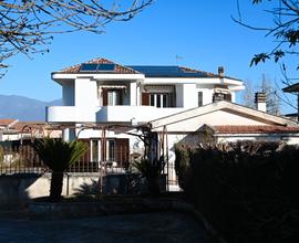 Villa con orto e piscina