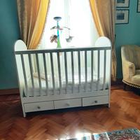 lettino in legno bianco completo di accessori