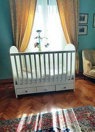 lettino in legno bianco completo di accessori