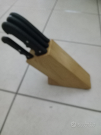 Set di coltelli con geppo in legno