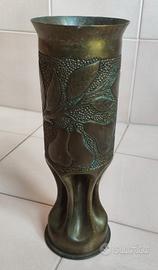 Vaso in ottone contorto ricavato da bossolo