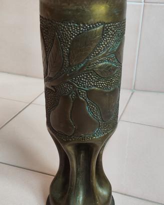 Vaso in ottone contorto ricavato da bossolo