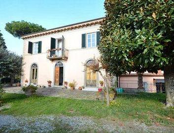 Villa di 1063 m² con più di 5 locali e box auto a 