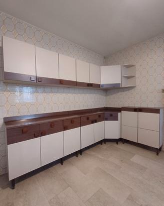 Mobili da cucina vintage con pensili