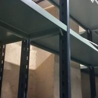 Scaffalatura ad altissimo sostegno con mensole reg