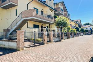 APPARTAMENTO PIANO TERRA CON DOPPIO GIARDINO E GAR