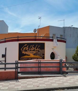 Ampio locale commerciale polivalente