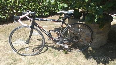 Bici da corsa Eusebi con elementi in carbonio