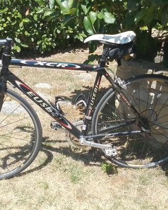 Bici da corsa Eusebi con elementi in carbonio