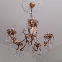 Lampadario a gocce di cristallo e cinque bracci