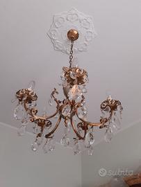 Lampadario a gocce di cristallo e cinque bracci