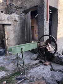 Vecchia macchina agricola meccanica