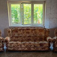 Set da salotto divano e due poltrone e tavolino.