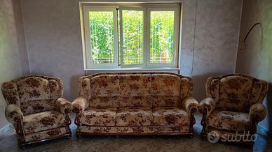 Set da salotto divano e due poltrone e tavolino.