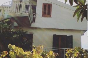 Casa su 4 livelli, zona collinare, zero condominio