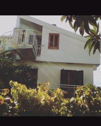 Casa su 4 livelli, zona collinare, zero condominio