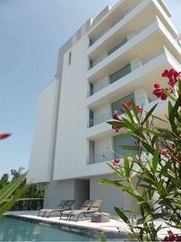 MODERNO TRILO CON PISCINA ZONA P.ZZA AURORA 30.05-