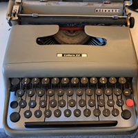 Macchina da scrivere Olivetti Lettera 22 anni '50