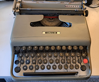 Macchina da scrivere Olivetti Lettera 22 anni '50