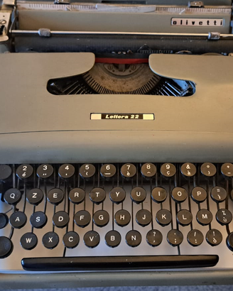 Macchina da scrivere Olivetti Lettera 22 anni '50