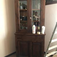 Vetrina con alzata in legno di abete