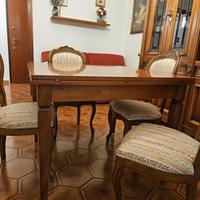 Tavolo in legno allungabile.