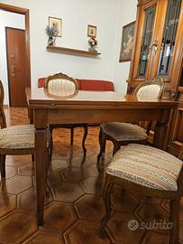 Tavolo in legno allungabile.