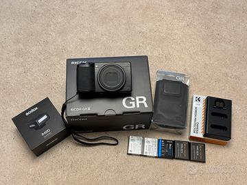 RICOH GR III + Borsa Originale GC-12 + flash Godox