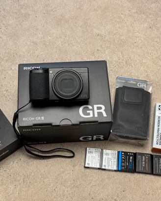 RICOH GR III + Borsa Originale GC-12 + flash Godox