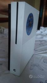 Xbox One S modello con lettore disco