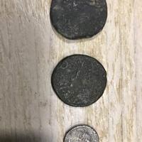 Antiche monete romane di qui una in argento