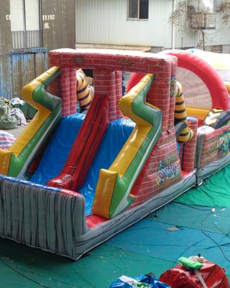 Percorso gonfiabile gigante per bambini