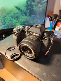 Fujifilm x-s10 con obbiettivo xc 15-45