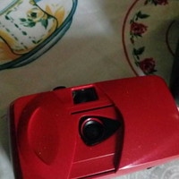 Macchina fotografica rossa per rullini